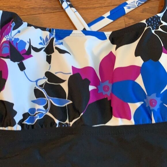 Medium one piece swimsuit - Picture 2 of 5